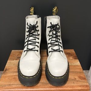 In great condition White Dr. Martens